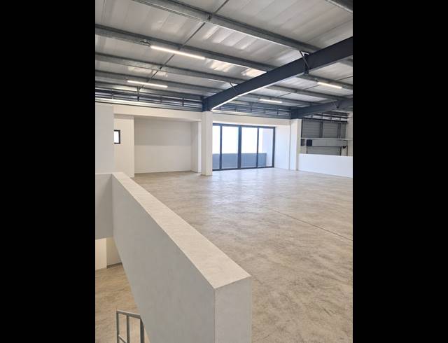 705M² WAREHOUSE TO LET IN BALLITO CENTRAL